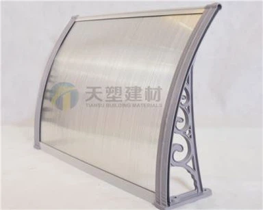 Kedvező szürke felhők lombkorona