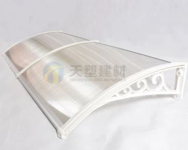 Fehér kedvező felhők lombkorona